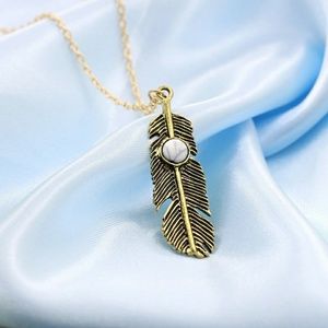 Bronze Jeweled Feather Necklace
(White)